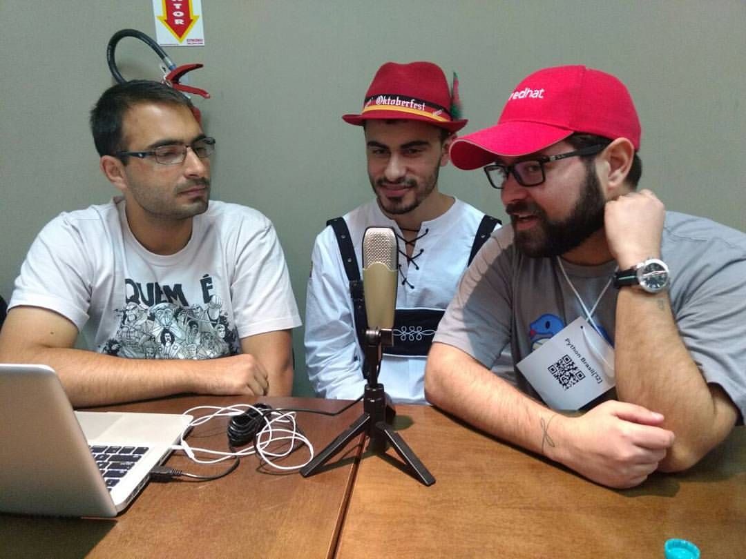 Elyézer, Mário Sergio e Bruno Rocha na cafeteria da PythonBrasil[12].